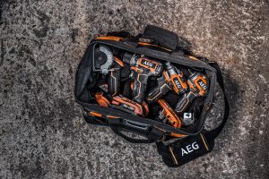 Passen alle in eine Tasche: ein Bohrschrauber, ein Trennschleifer und zwei Schlagschrauber der neuen 18 Volt-SubCompact-Reihe von AEG.