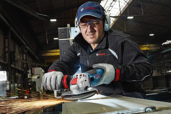 Winkelschleifer mit X-Lock Zubehör in der Anwendung