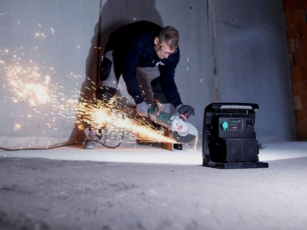 Die Akku-Systeme von Bosch Professional, Dewalt, Makita, Metabo, Milwaukee sind mit dem Baustrahler 6050 kompatibel