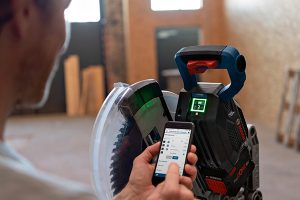 Erste Akku-Kapp- und Gehrungssäge mit User Interface und Connectivity.