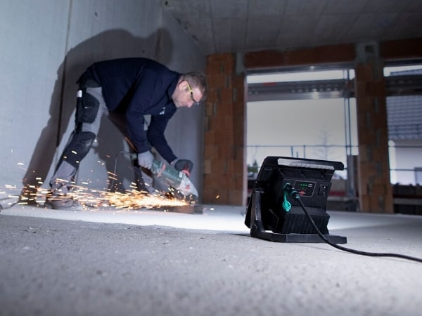 Hybridstrahler 6050 lässt sich mit Netzkabel und Akkus von 5 Elektrowerkzeugherstellern betreiben