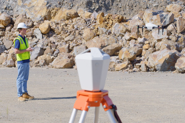 Die Explore1-Drohne arbeitet mit der Edge1 RTK Basis-Station zusammen, die die Daten erfasst und aufbereitet