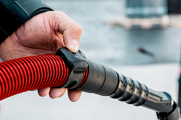 Auch manuelles Absaugen ist beim neuen Akku-Sauger von Metabo kein Problem. Dazu muss der Anwender nur den Remote-Control-Knopf am Sender drücken, der direkt vorne an der Muffe positioniert ist.