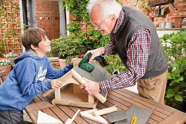 Auch für kleinere Befestigungsarbeiten in Haus und Garten eignet sich der Akku-Tacker ideal.