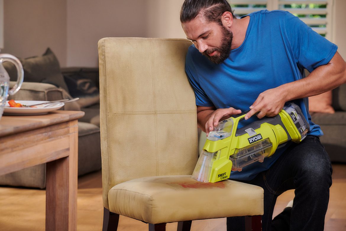 Schnell einsatzbereit und einfach zu bedienen, ist der Akku-Textilreiniger immer zur Stelle, wenn er benötigt wird.