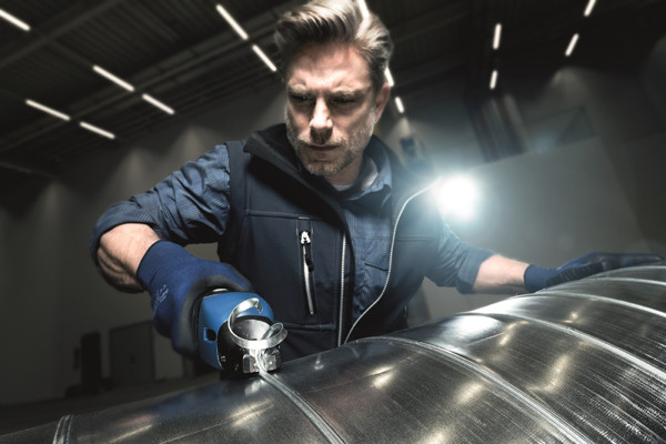 Speziell für den Einsatz an Spiralrohren entwickelt, aber dennoch vielseitig einsetzbar: die Schlitzschere TruTool C 200 mit 18 V-Li-Ion-Akku. Sie schneidet Falzdicken von bis zu 3,6 mm Baustahl