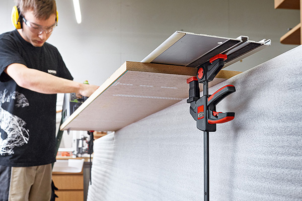 Mit der Bessey Einhand-Tischzwinge lassen sich Schienen fixieren
