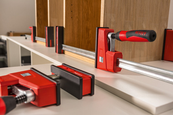 BESSEY-3c-Anwendung-Korpuszwinge-KRE