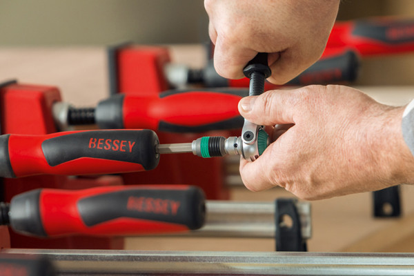 BESSEY-3f-Anwendung-Korpuszwinge-KRE-Detail