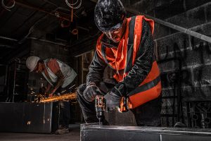 Die ersten Geräte, die AEG in der neuen 18 Volt-Baureihe vorstellt, sind ein Bohrschrauber, zwei Schlagschrauber und ein Trennschleifer.