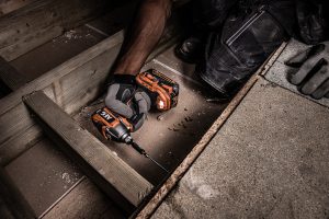 Anwender sind mit den leichten und handlichen Geräten immer dann im Vorteil, wenn bei beengten Platzverhältnissen oder Über-Kopf gearbeitet werden muss.