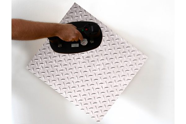 Riffelblech mit dem Vakuumsauger anheben