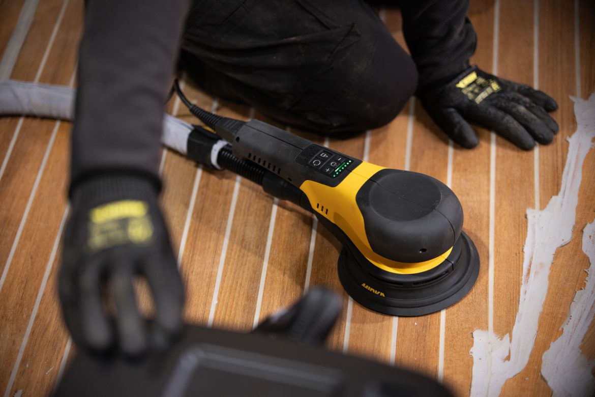 Bootsdeck schleifen mit Mirka Rotationsschleifer Deros RS 600