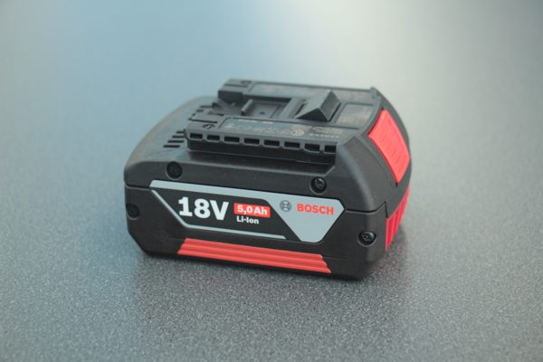 Der 18 Volt Akku mit Ladestandsanzeige hat eine Kapazität von 5,0 Ah
