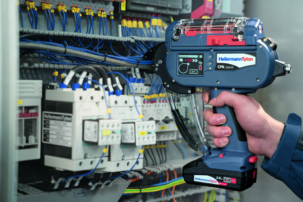 Mit dem neuen Akku-Kabelbündelwerkzeug CPK hybrid lassen sich Kabel automatisch bündeln. Das Gerät wird überall da gebraucht, wo Kabelkonfektionierung stattfindet, zum Beispiel bei der Schaltschrankmontage.