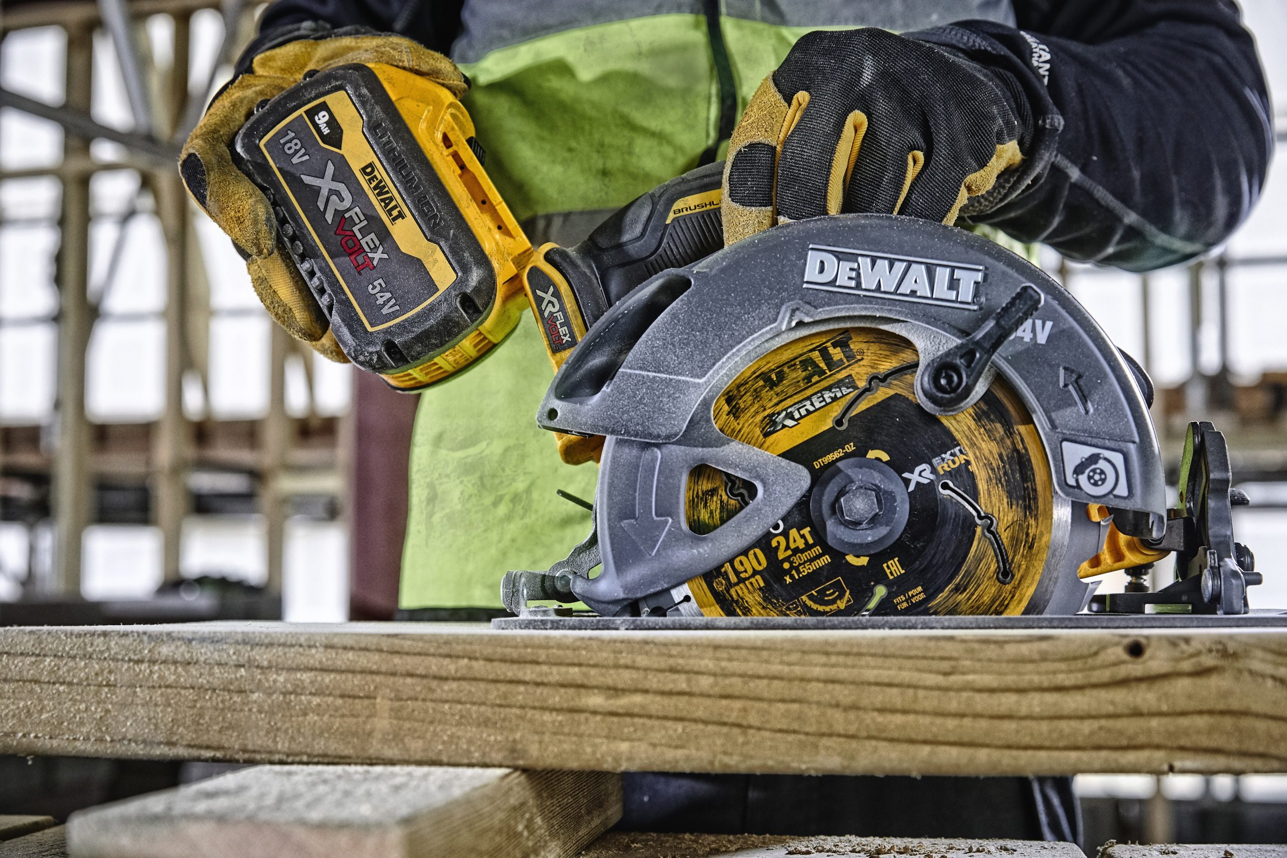 54 Volt XR FLEXVOLT Akku-Handkreissäge DCS 578 NT