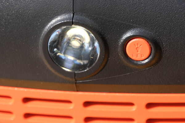 LED-Leuchte mit Dauerlicht und SOS-Funktion.