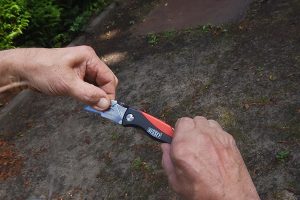 Das KlingenKlappmesser DBKPH-EU mit stabilem Kunststoffgriff und dem praktischen Klingenfach mit 5 Ersatzklingen von BESSEY.