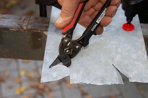 Durchlaufende gerade und Figurenschnitte sind kein Problem für die Ideal Schere D15A von BESSEY, die sich für besonders kleine Radien und schwer zugängliche Stellen eignet.
