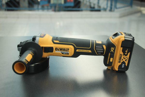 Der DeWalt Akku-Winkelschleifer mit Zusatzhandgriff