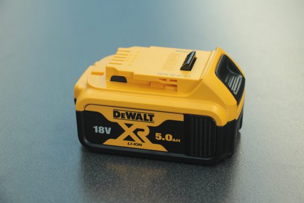 Der 18 Volt Akku hat eine Kapazität von 5,0 Ah