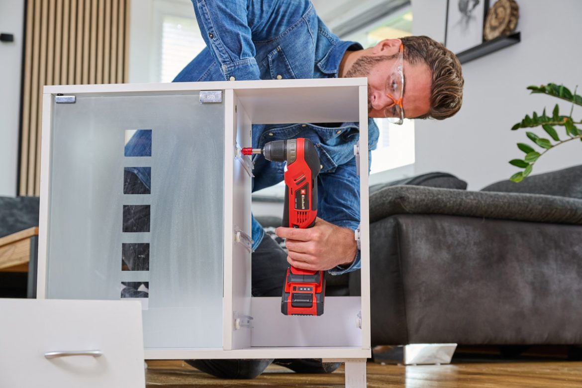 Die Einhell Akku-Winkelbohrmaschine TE-AD 18 Li im Einsatz: Präzises Bohren an schwer zugänglichen Stellen.