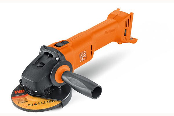 Fein 18-Volt Winkelschleifer CCG 18-115 BL. Gewicht: 2,8 kg. Scheibendurchmesser: 115 mm.