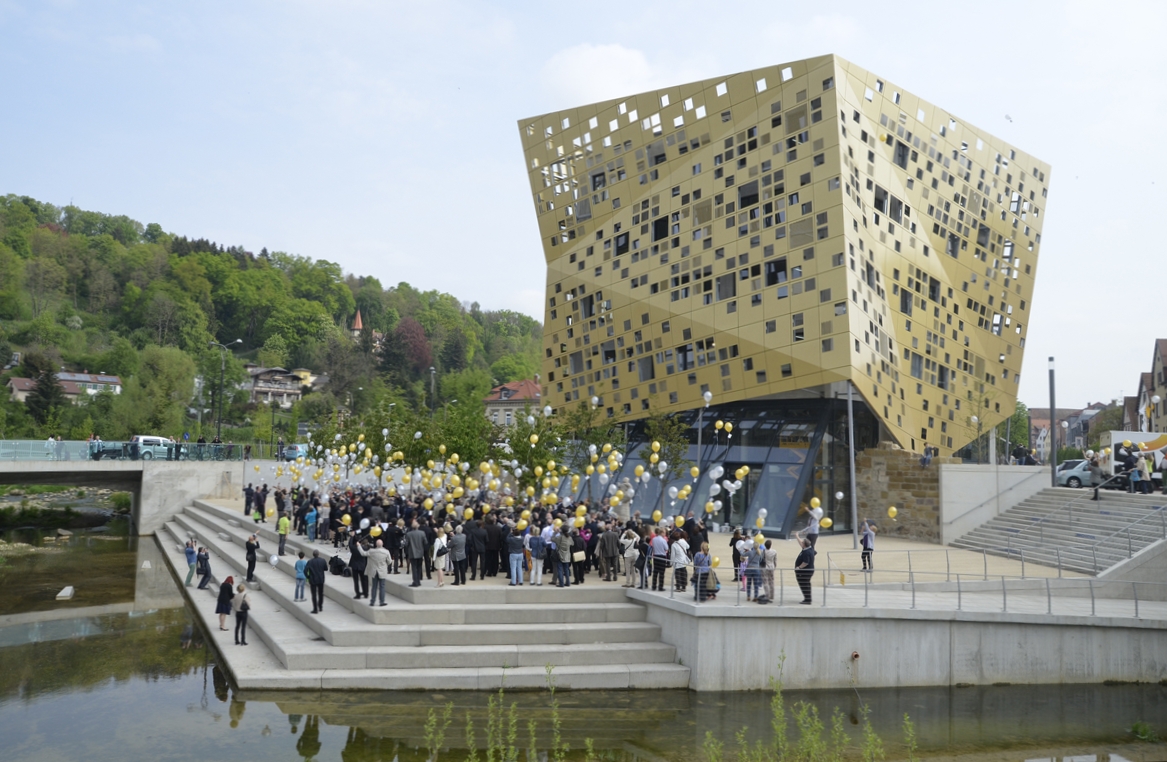 Der etwas versetzte Kubus der Wirtschaftsregion Ostwürttemberg auf der Landesgartenschau Schwäbisch Gmünd 2014.