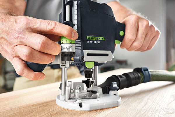 Ohne viel Aufwand lässt sich an der OF 1010 R die Frästiefe in Sekunden einstellen und per Drehrad im 1/10 mm Bereich stufenlos feinjustieren.
