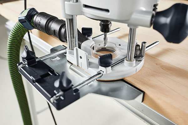 Zum Falzen-, Nuten- und Taschen-Einfräsen lässt sich die neue OF 1010 R mit dem Seitenanschlag ideal ergänzen.