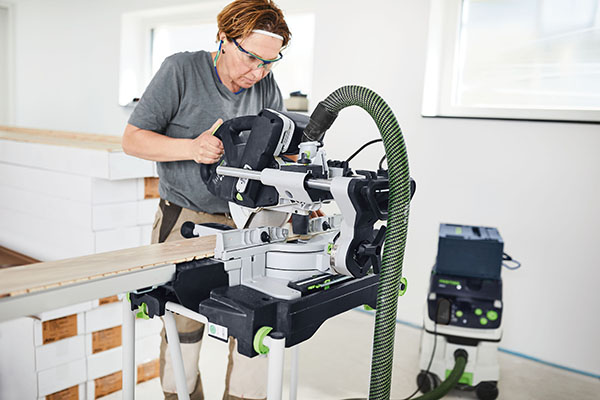 Mit der Kapex KS 60 inklusive Absaugmobil lassen sich mit der SYS-PowerStation 560 Kappschnitte für einen Parkettboden erledigen.