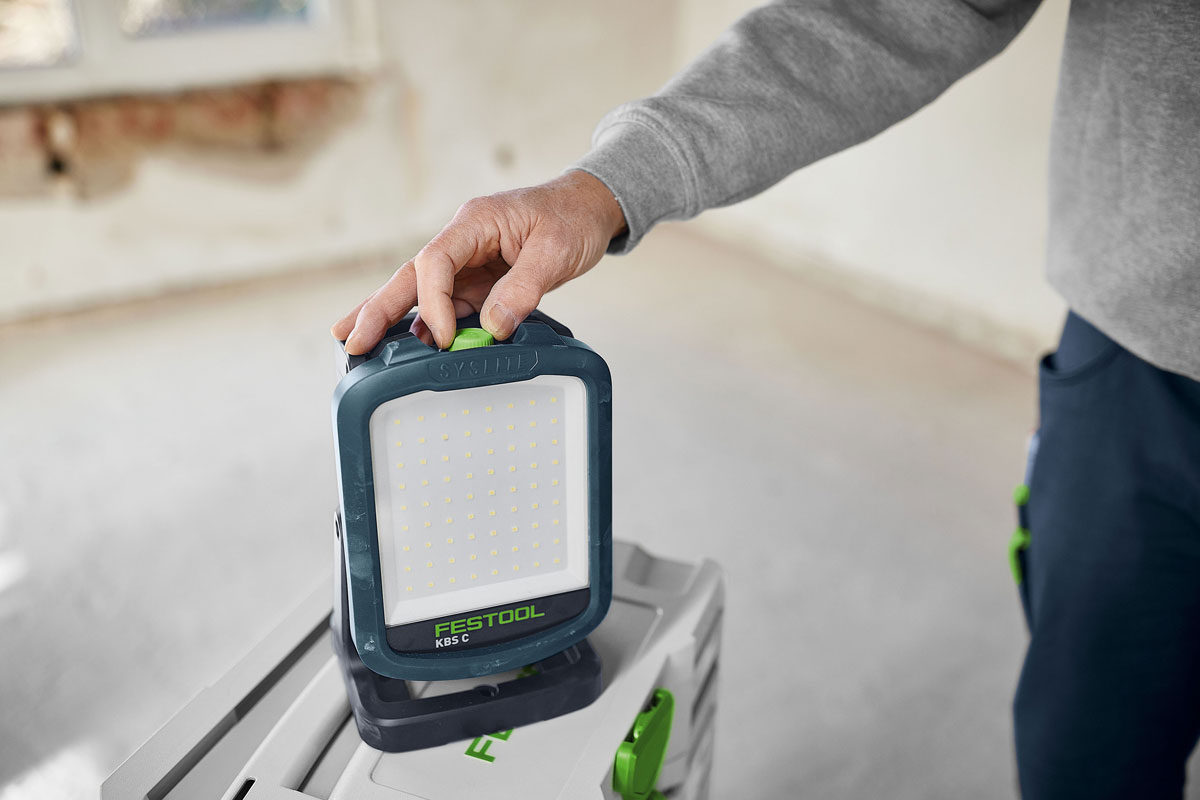 Mit einer Lichtleistung von bis zu 5.000 Lumen kann der Arbeitsbereich sehr hell und flächig ausgeleuchtet werden. Und wenn es mal nicht so hell sein soll - der Akku-Baustrahler kann stufenlos gedimmt werden.