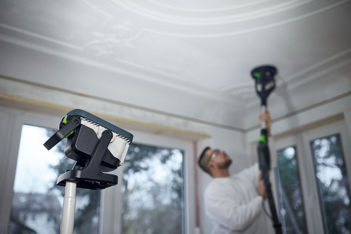 Der Akku-Baustrahler ist schwenkbar, so dass man überall gut ausgeleuchtet arbeiten kann - egal ob am Boden, an der Wand oder an der Decke.