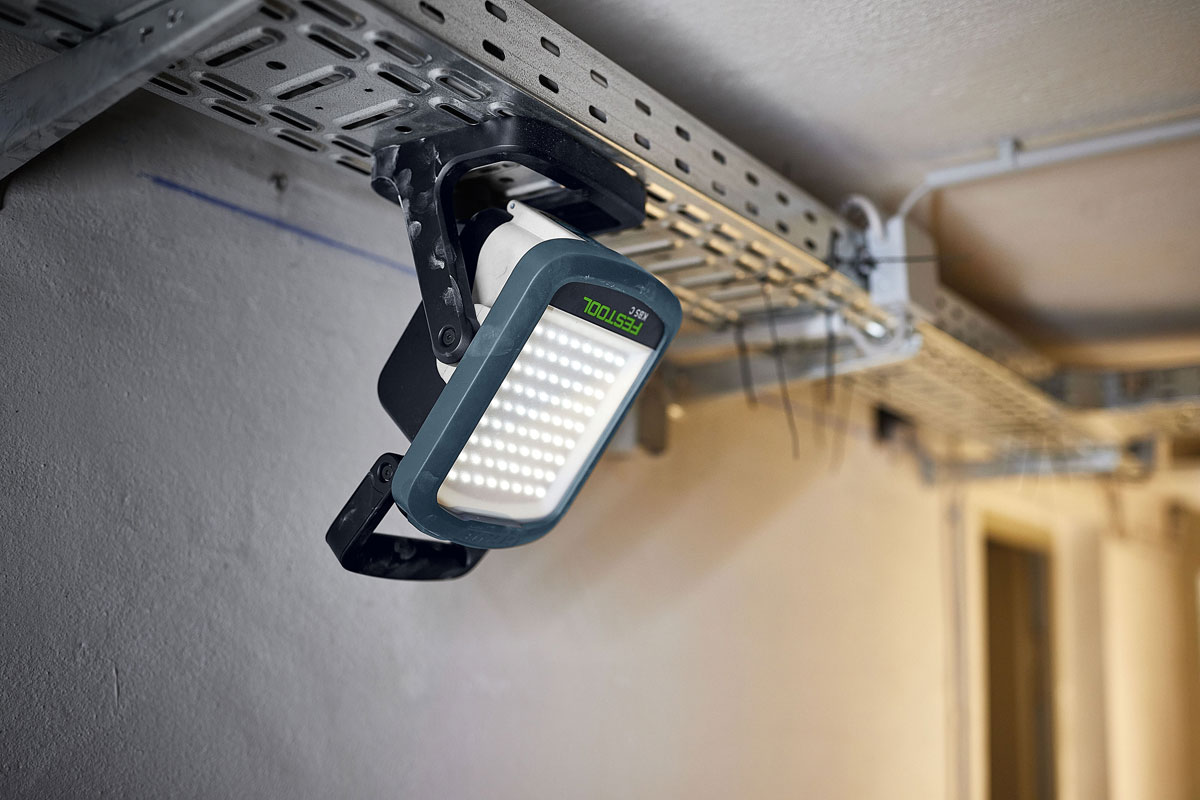 Für nahezu unbegrenzte Leuchtpositionen gibt es viele Möglichkeiten, die Lampe zu befestigen, wie hier magnetisch an Metalloberflächen.