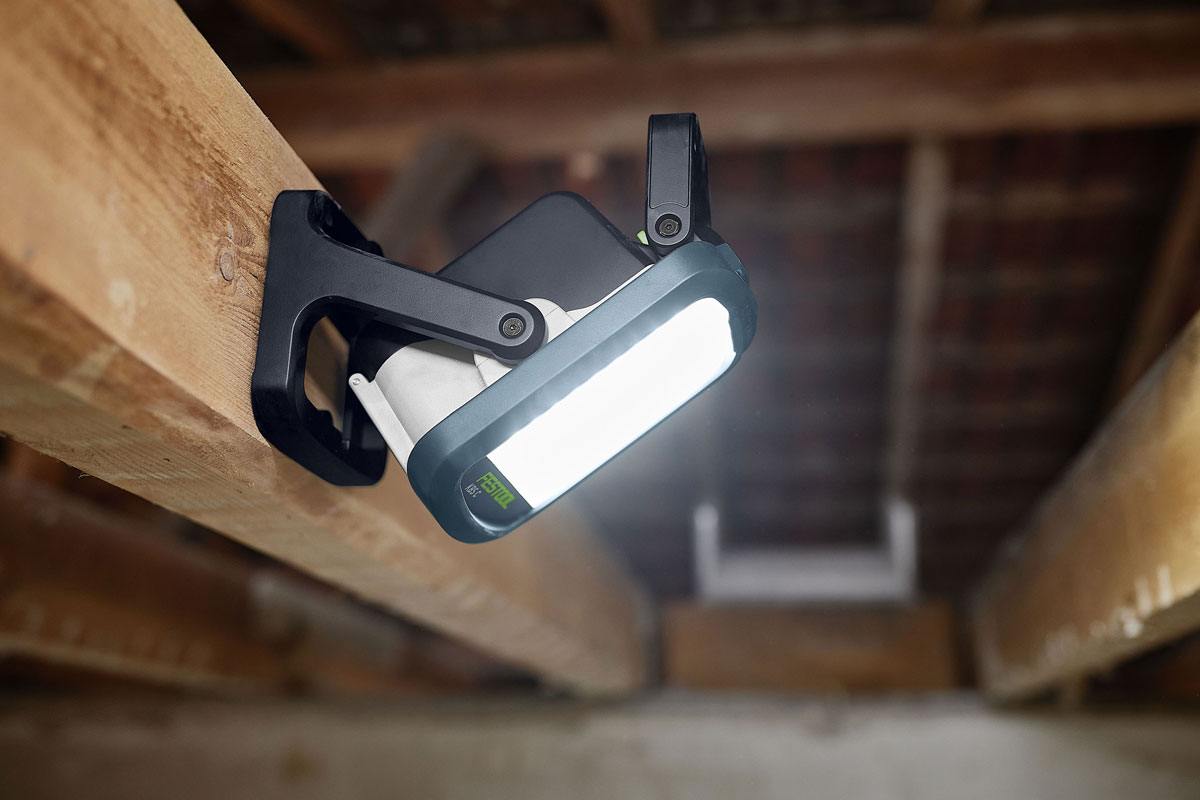 Eine von vielen Lichtpositionen: Der Baustrahler kann mit Schrauben an Wänden oder Balken befestigt werden.