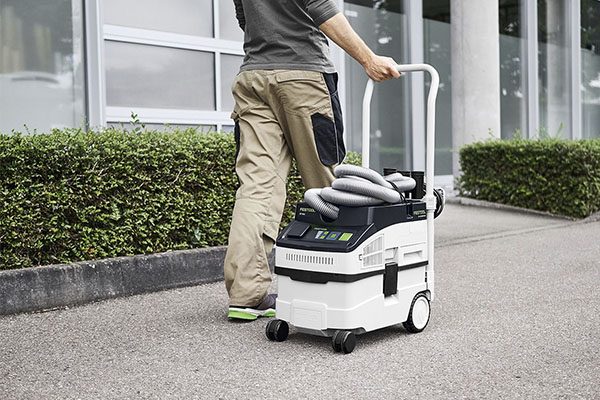 Das Absaugmobil mit robustem Fahrwerk und Stahlachsen