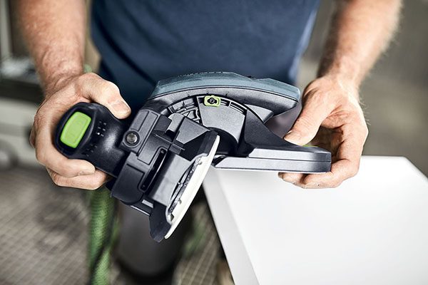 Mit der werkzeuglosen Winkelverstellung können auch freie Winkel abgenommen und arretiert werden.