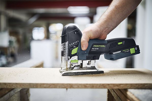 Sägearbeiten mit dem Akku von Festool