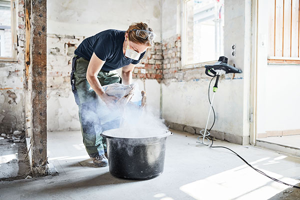 Beim Einfüllen und Anmischen von pulverartigen Materialien entsteht ständig viel Staub. Mit der neuen MX Absaugung lässt sich das einfach vermeiden.