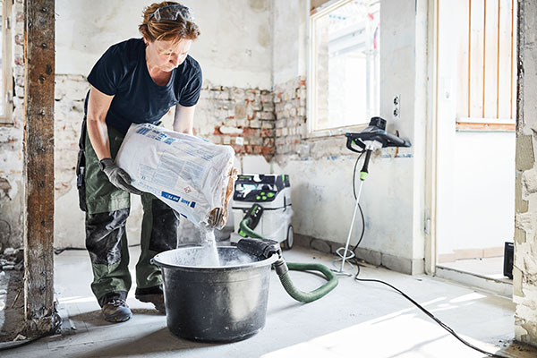 Sauber und gesund – ganz ohne Staub – beim Einfüllen und Anmischen von pulverartigen Materialien.