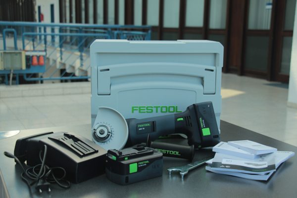 Im Lieferumfang enthalten ist ein Systainer Sys 2 T-LOC, zwei 5,2 Ah Li-Ion Akkus, ein Schnellladegerät und ein Zusatzhandgriff Vibrastop
