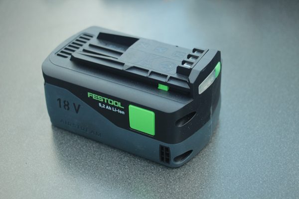 18 Volt Akku mit einer Kapazität von 5,2 Ah und Ladestandsanzeige