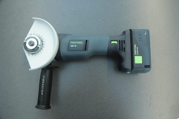 Der Zusatzhandgriff kann auf beiden Seiten montiert werwden