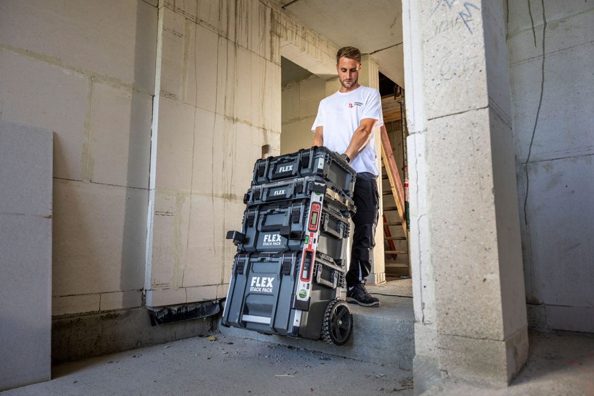 Das STACKPACK ist dank der robusten 23 cm Räder absolut geländegängig. Müheloses Bewegen auch auf unebenem Gelände ist kein Problem.