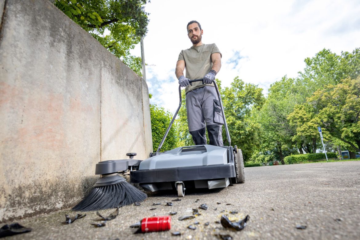 Die Kehrmaschine bewältigt auch groben Schmutz mühelos – ein Feature, das Profis besonders schätzen.