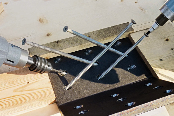 Die Vollgewindeschrauben mit der Bezeichnung HECO-WR („Wood Reinforcement“) dienen der Verstärkung von Holzbauteilen