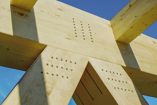 Die Stabdübel werden ohne vorzubohren in das Holz und durch die Stahlplatten gesetzt