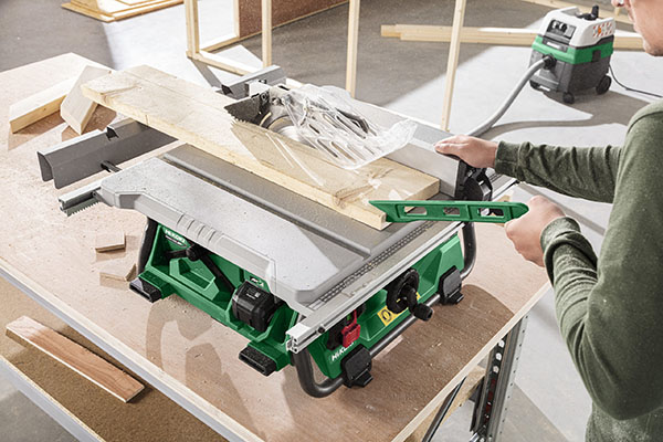 Dank ihres bürstenlosen Gleichstrommotors und leistungsstarker Multi-Volt-Akkus erreicht die C3610DRJ(X) die gleiche Schnittleistung wie vergleichbare kabelgebundene Tischkreissägen.