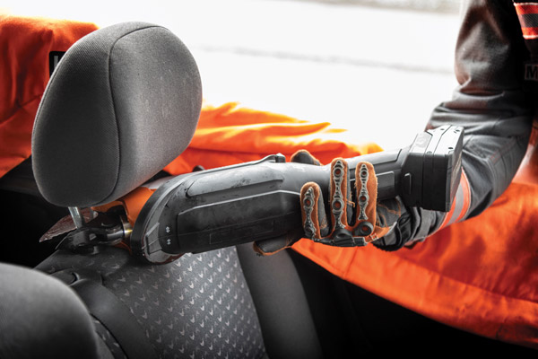 Rettungsteams können mit dem vielseitigen Mini Cutter Fahrzeugteile, wie Autopedale, Lenkräder und Kopfstützen schneiden.