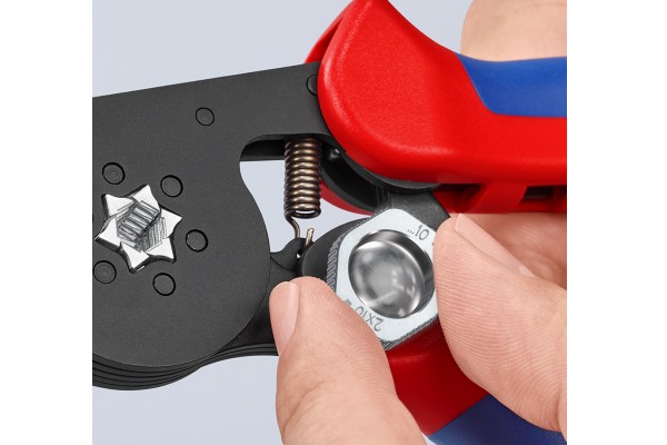 Enorme Kapazität: Durch das Umstellrad lassen sich auch große Aderendhülsen bis 16 mm² oder 2 x 10 mm² crimpen.